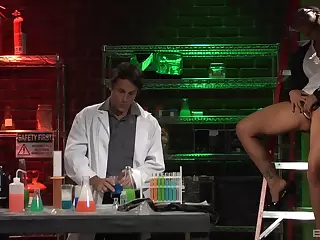 MILF gets the dick in the lab and goes full rendition above it